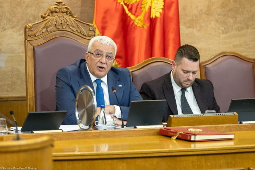 Одбијена иницијатива опозиције, Мандић остаје на челу Скупштине