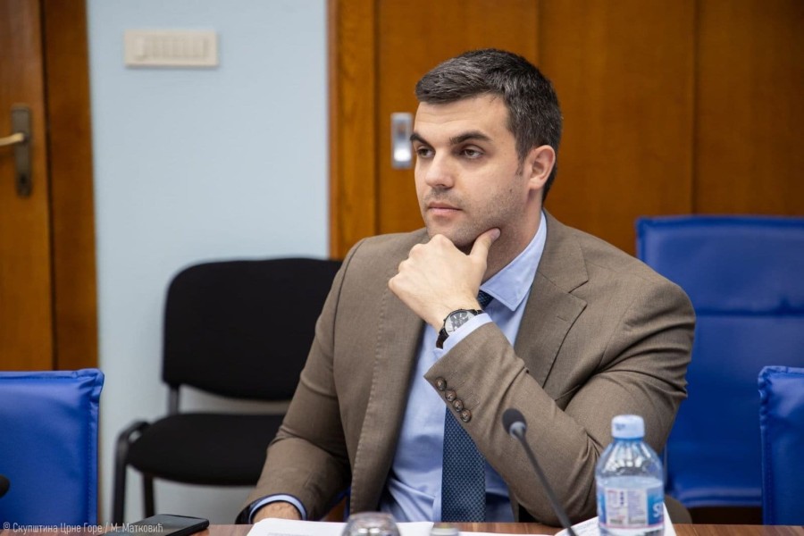 Божовић: Рад на одређено скратити на 12 мјесеци